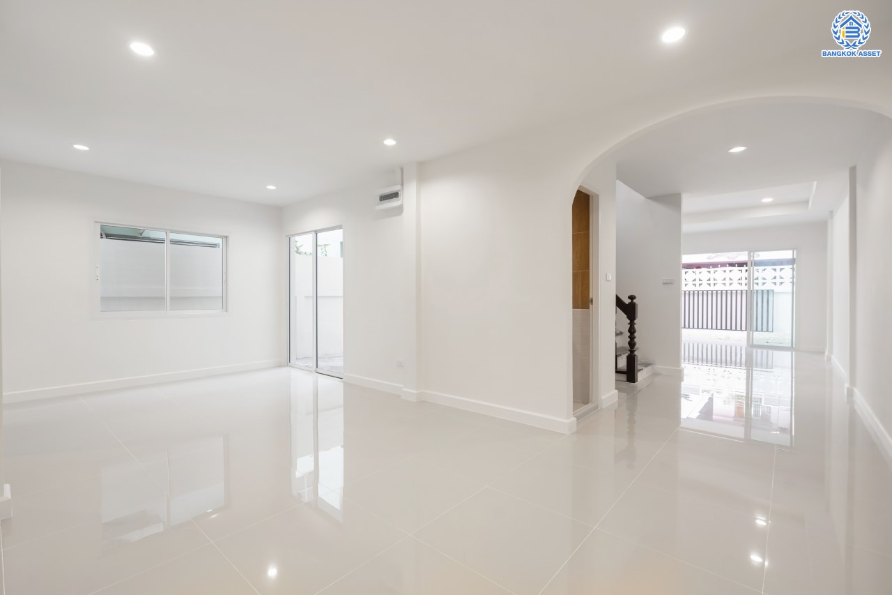 บ้านมือสองตกแต่งใหม่ หลักสี่แลนด์ ดอนเมือง บ้านแฝดหลังใหญ่ เนื้อที่ 35 ตร.ว. ฟังก์ชัน 3 ห้องนอน 2 ห้องน้ำจอดรถได้ 1 คัน บนทำเลดีที่สุด ใกล้สนามบินดอนเมือง ทางด่วน "ศรีสมาน" และรถไฟฟ้าสายสีแดง "สถานีการเคหะ"...